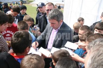 Hagi a fost în centrul atenției, oferind premii, autografe și fotografiindu-se cu oricine i-a solicitat acest lucru