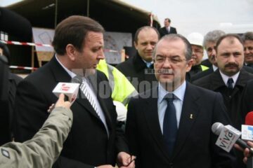 Președintele CJ Suceava, Gheorghe Flutur, prezentându-i premierului Emil Boc lucrările derulate în județ