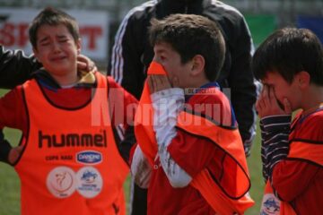 Fotbaliștii de la Scoala Nr. 9, în lacrimi dupa înfrângerea din finala școlilor