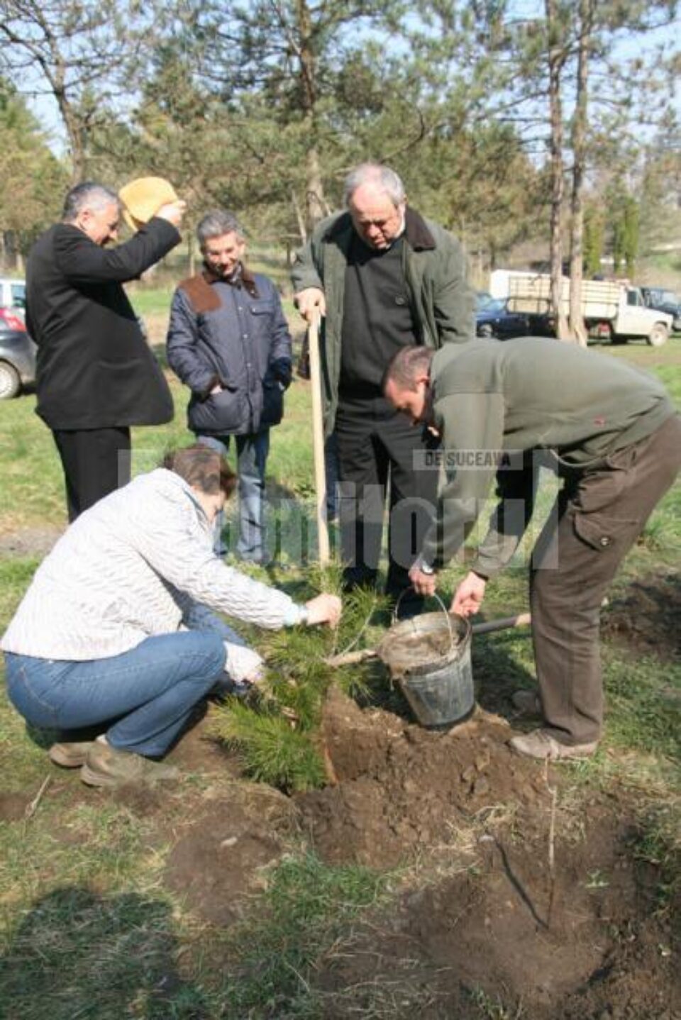 Philip Rozopol și comisarii de mediu, plantând viitorii arbori din parcul Șipote