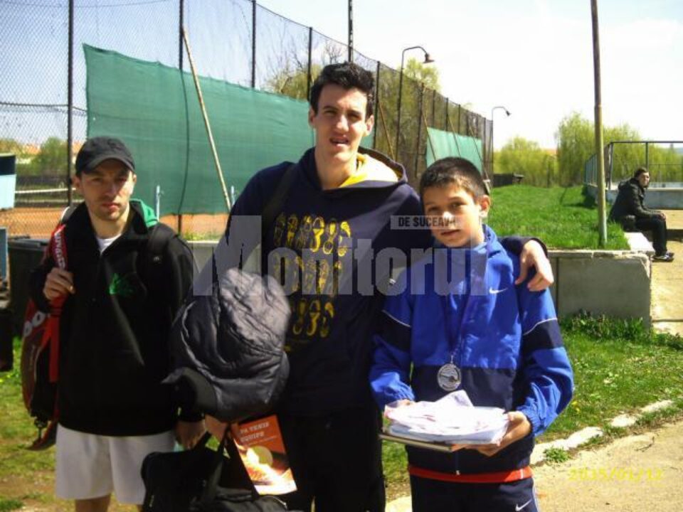 Andrei Ștefan Iacob (dreapta), alături de Mihai Vișan (în centru) și Andrei Todoran (în stînga), câștigătorul, respectiv semifinalistul turneului de la Alba Iulia