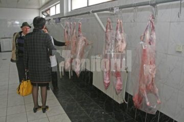 În hala Pieței Mari din municipiul Suceava au început, de ieri, vânzările de miei