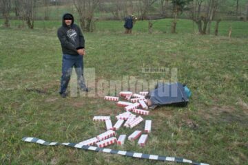 La mică distanță de zona unde fusese reținut bărbatul au fost descoperite mai multe colete cu pachete de țigări