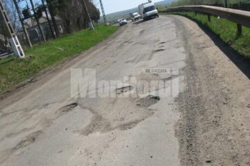 Așa arată DJ 208 în Arghira, în fața școlii din localitate