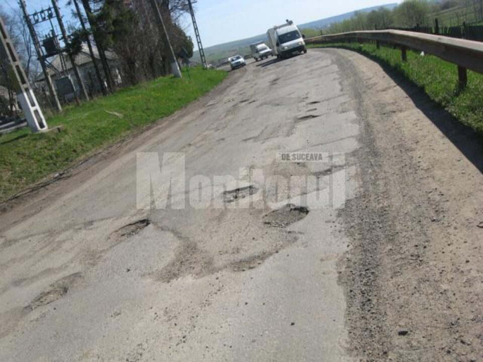 Așa arată DJ 208 în Arghira, în fața școlii din localitate
