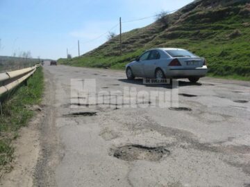 Gropile au invadat si primii kilometri de dupa Falticeni