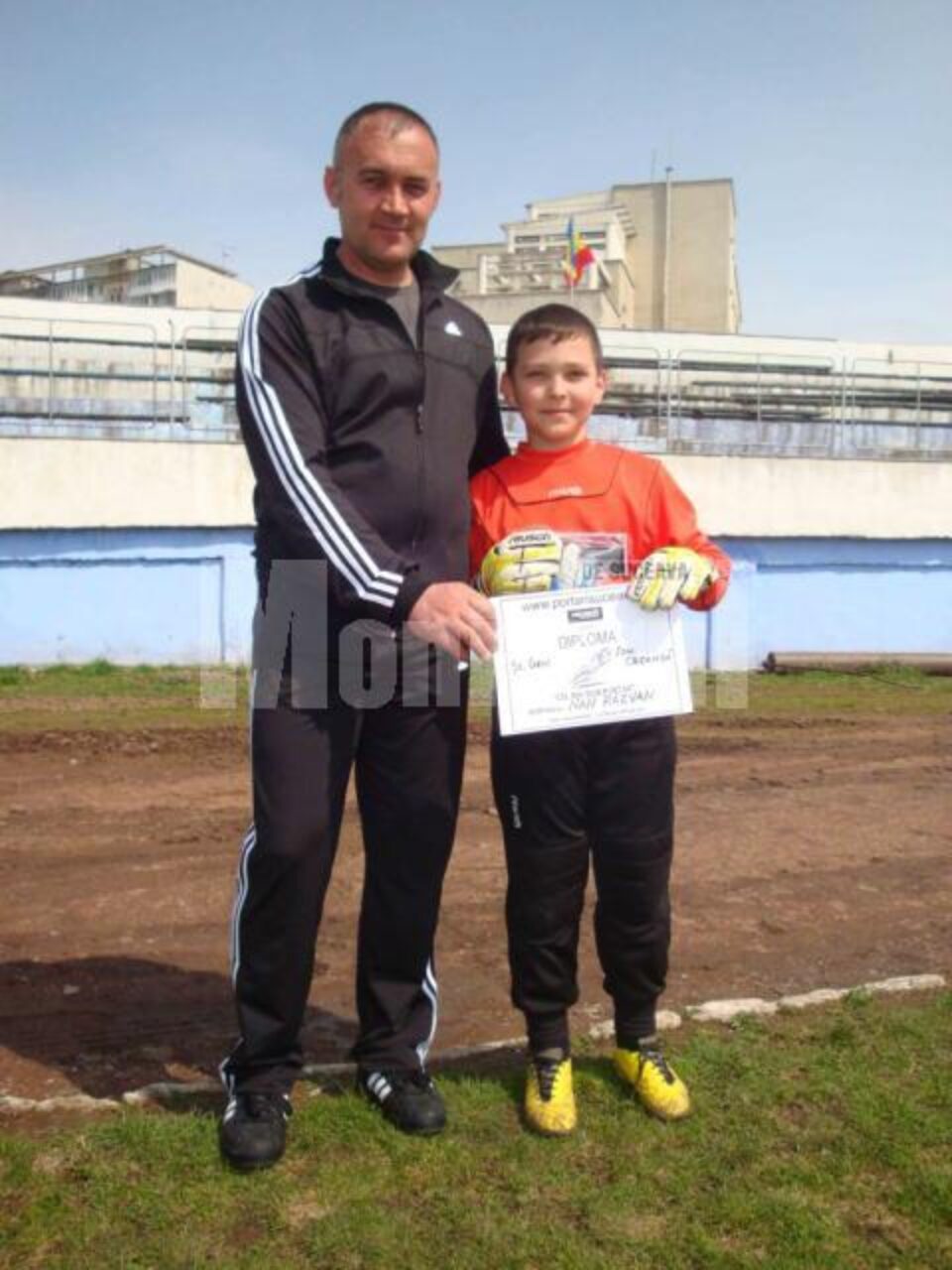 Cel mai bun portar în competiția școlilor s-a dovedit Cosmin Răzvan Nan, care s-a fotografiat la final alături de tatăl său