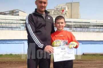 Cel mai bun portar în competiția școlilor s-a dovedit Cosmin Răzvan Nan, care s-a fotografiat la final alături de tatăl său