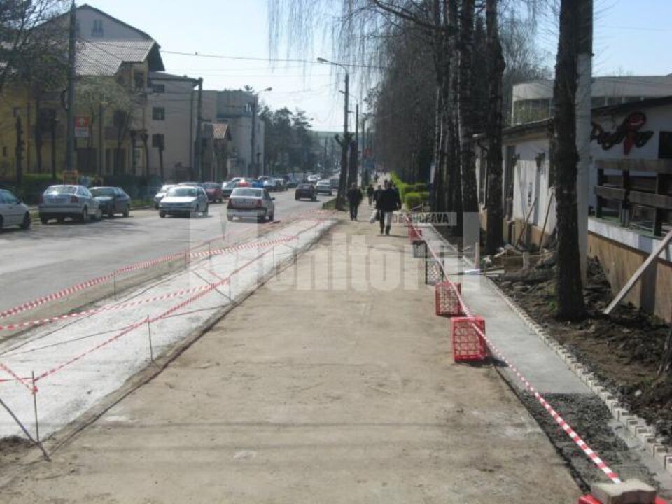 În fața restaurantului Padrino s-a turnat beton și s-au făcut amenajări specifice unei parcări, parcare care ar „mușca” cea mai mare parte a trotuarului