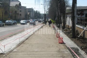 În fața restaurantului Padrino s-a turnat beton și s-au făcut amenajări specifice unei parcări, parcare care ar „mușca” cea mai mare parte a trotuarului