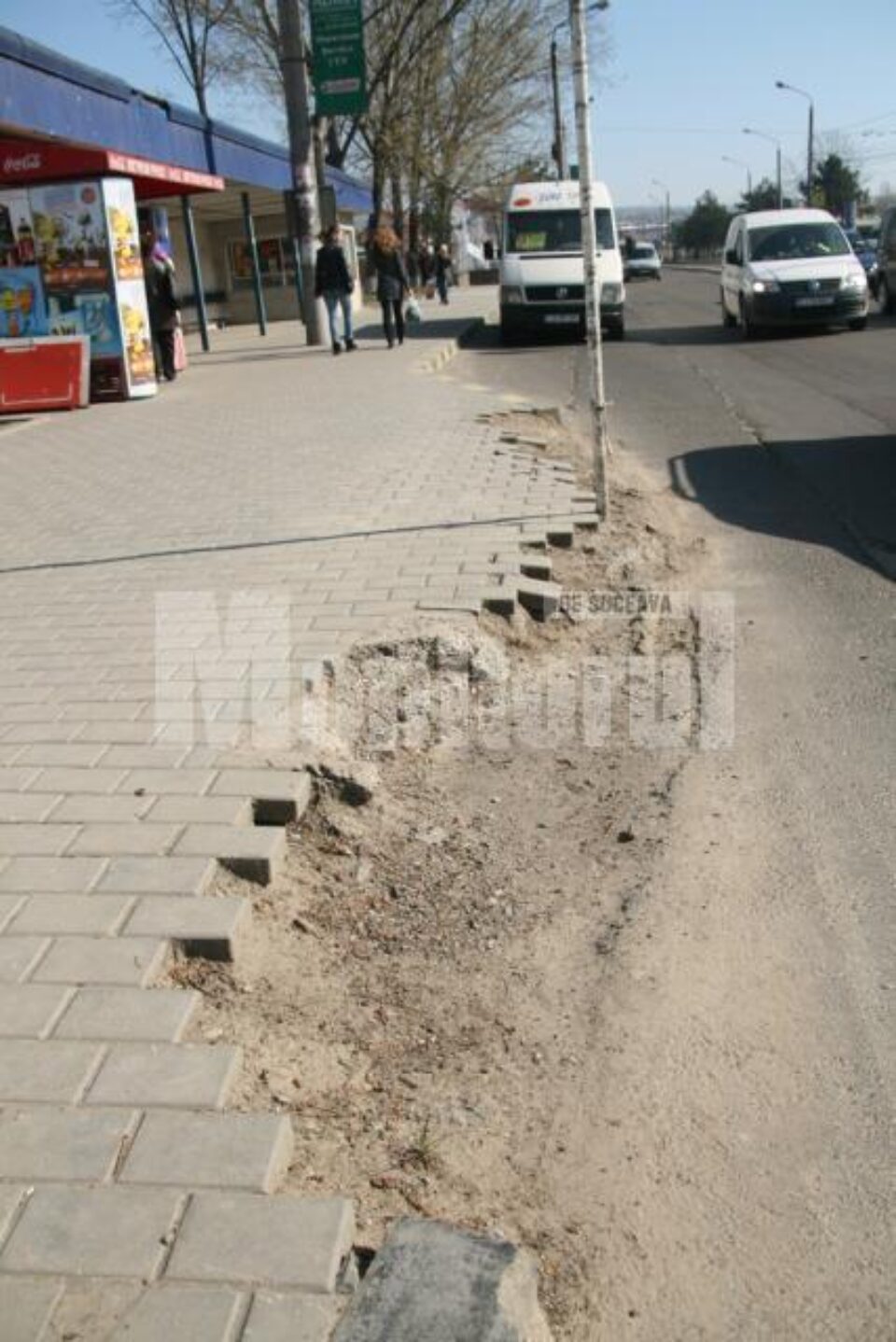 Trotuar reparat în bătaie de joc de firmele care lucrează pe ISPA