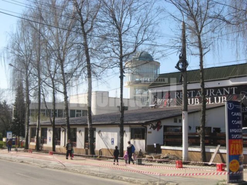 În fața restaurantului Padrino s-a turnat beton și s-au făcut amenajări specifice unei parcări, parcare care ar „mușca” cea mai mare parte a trotuarului