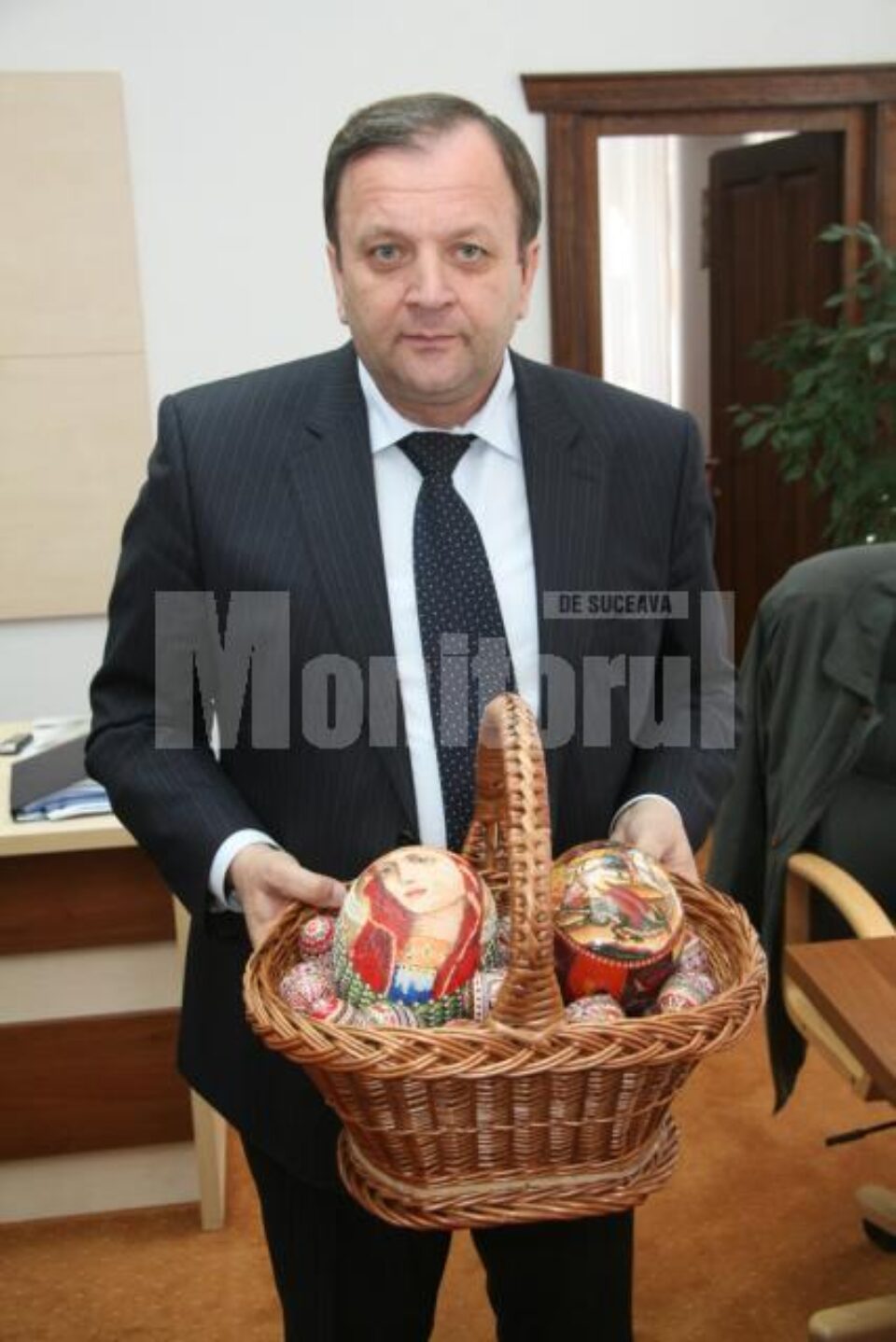 Gheorghe Flutur a spus că îi va dărui Patriarhului Teofil coșuri pline cu ouă încondeiate de călugării și măicuțele de la mai multe mănăstiri din județ Gheorghe Flutur a spus că îi va dărui Patriarhului Teofil coșuri pline cu ouă încondeiate de călugării și măicuțele de la mai multe mănăstiri din județ