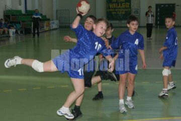 Micii handbaliști au luptat cu ardoare pentru calificarea în faza superioară a competiției