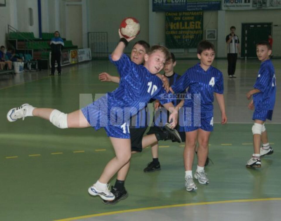 Micii handbaliști au luptat cu ardoare pentru calificarea în faza superioară a competiției