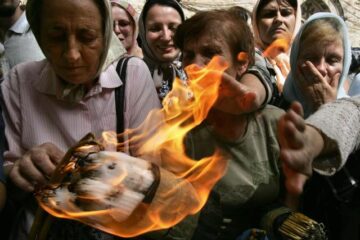 Lumina de la Ierusalim, cea mai evidentă dintre minunile creștine Foto: AFP/MEDIAFAX