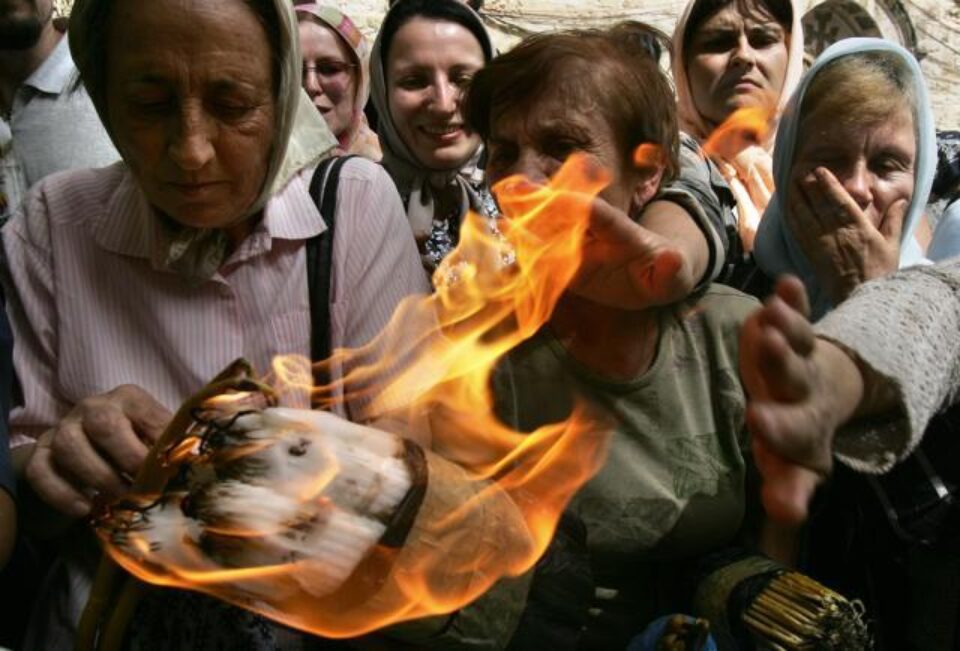 Lumina de la Ierusalim, cea mai evidentă dintre minunile creștine Foto: AFP/MEDIAFAX Lumina de la Ierusalim, cea mai evidentă dintre minunile creștine Foto: AFP/MEDIAFAX