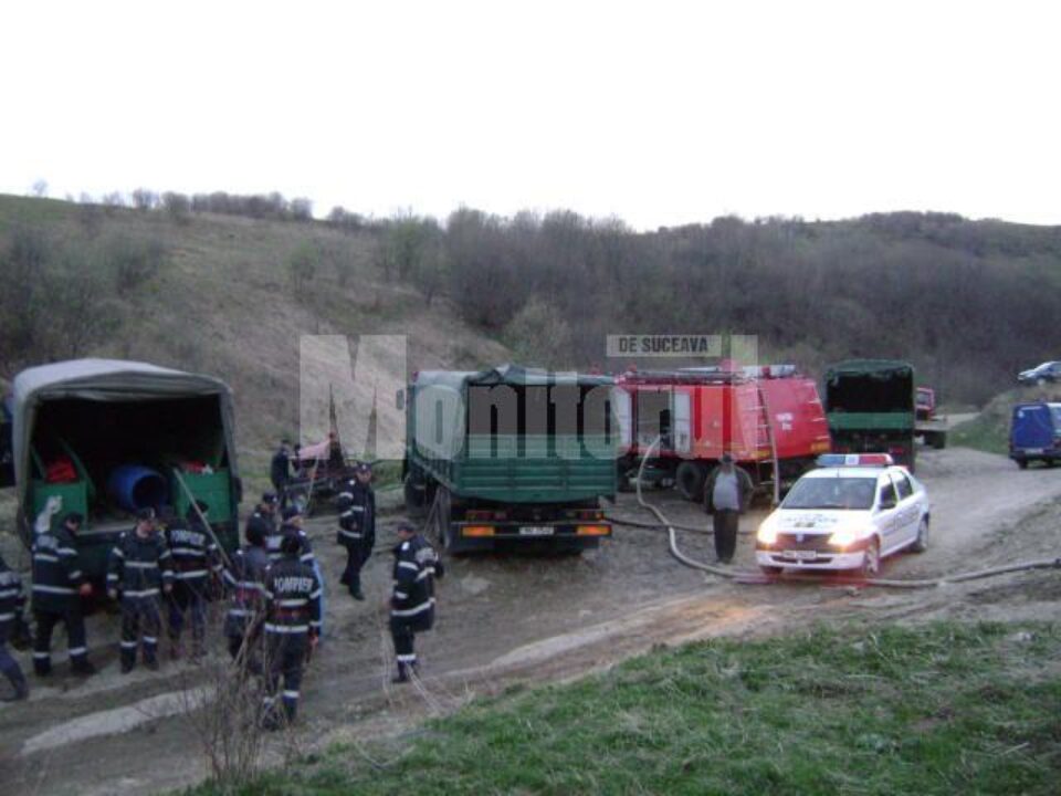 Peste 200 de oameni, pompieri, silvicultori, jandarmi, polițiști, au intervenit pentru stingerea incendiului