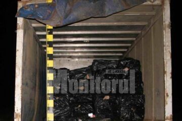 Trei contrabandiști arestați, după ce au fost prinși cu camionul încărcat cu țigări la graniță