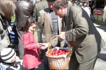 Președintele CJ Suceava, Gheorghe Flutur, ajutat de angajați ai acestei instituții au împărțit spectatorilor câte un ou roșu și o felie de cozonac