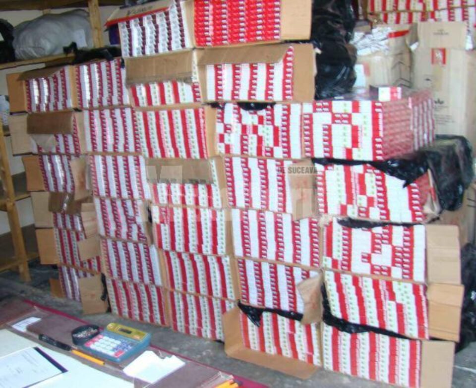 Trei contrabandiști arestați, după ce au fost prinși cu camionul încărcat cu țigări la graniță