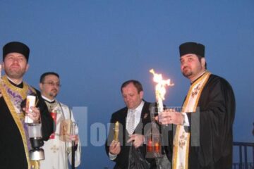 ÎPS Pimen i-a mulțumit ui Flutur pentru că a adus Lumina Sfântă de la Ierusalim