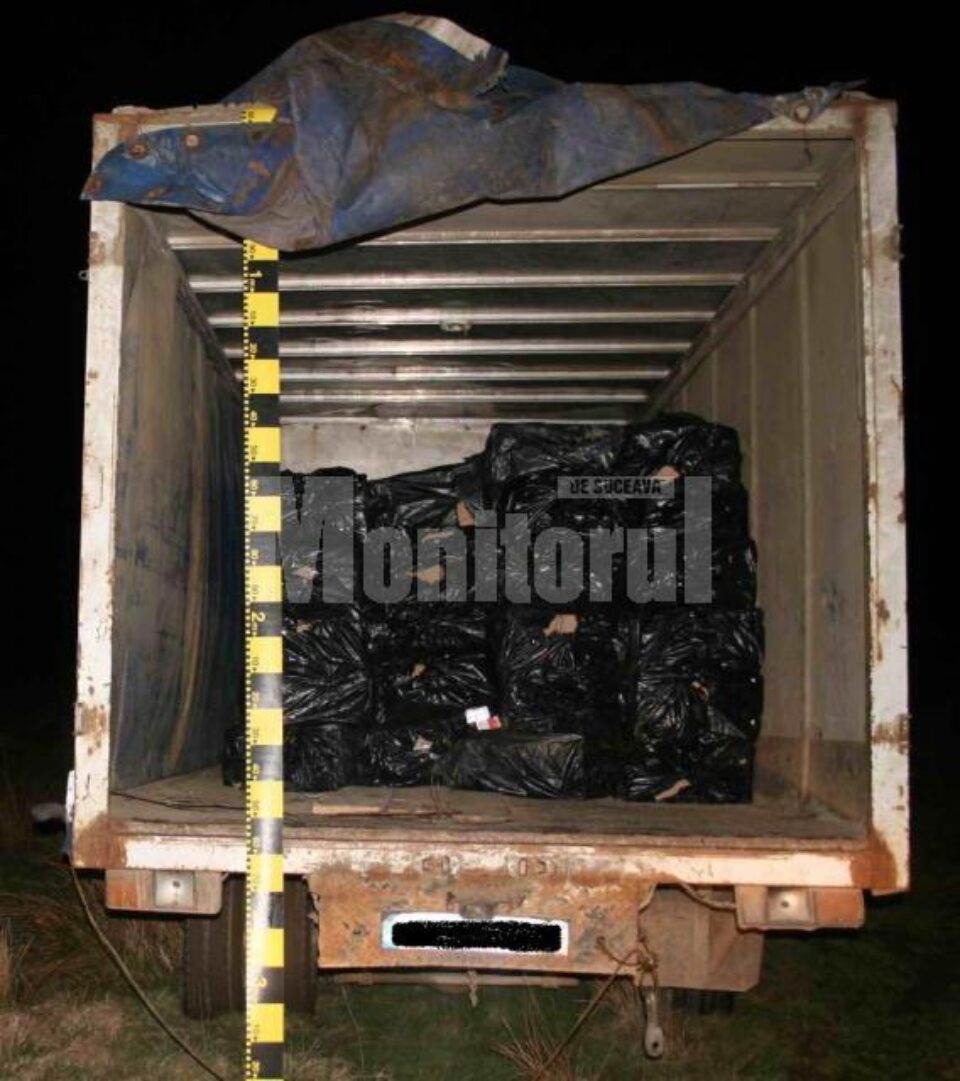 Trei contrabandiști arestați, după ce au fost prinși cu camionul încărcat cu țigări la graniță