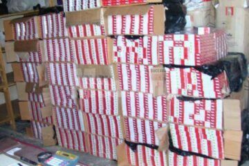 Trei contrabandiști arestați, după ce au fost prinși cu camionul încărcat cu țigări la graniță