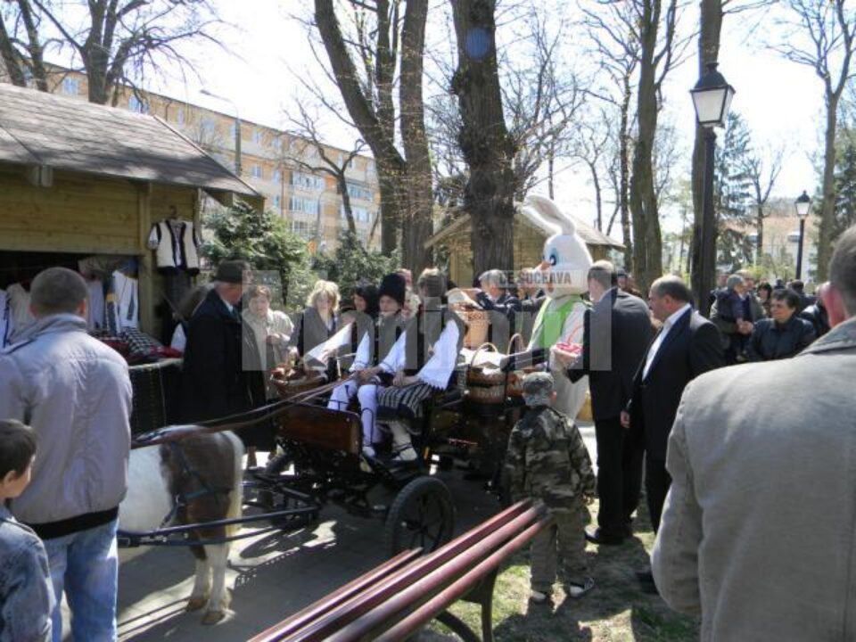 Participare numeroasă la evenimentul organizat în parcul central, în cadrul proiectului „Paștele în Bucovina”