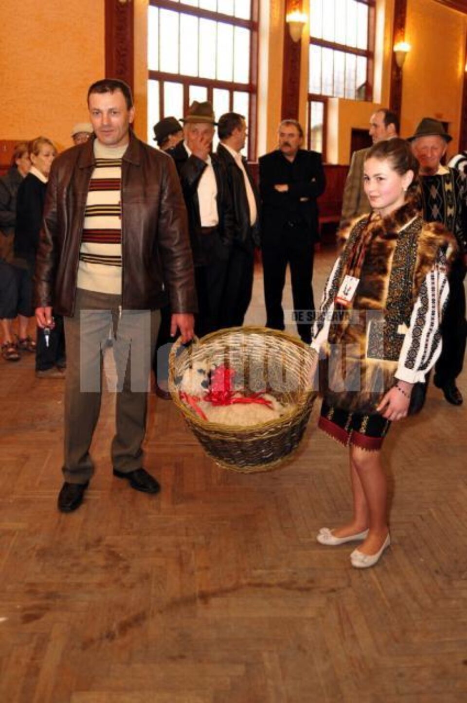 Pe locul I s-a clasat Andreea Croitoru, care a fost premiată cu un miel Pe locul I s-a clasat Andreea Croitoru, care a fost premiată cu un miel