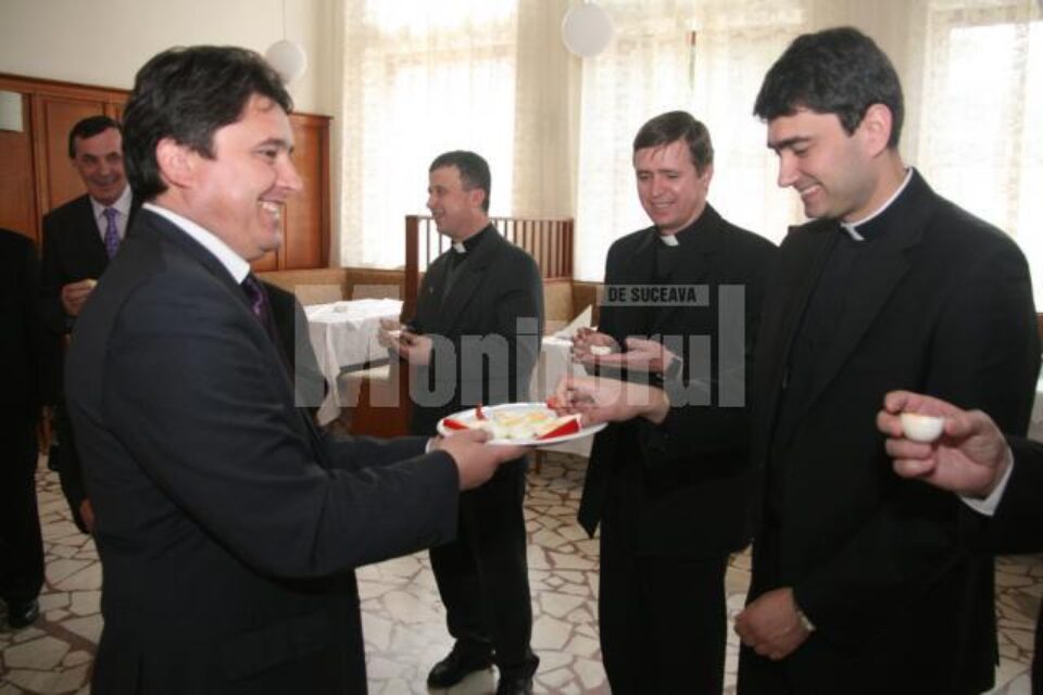 Polonezii din Suceava au gustat din ouăle sfințite cu ocazia Paștelui Polonezii din Suceava au gustat din ouăle sfințite cu ocazia Paștelui