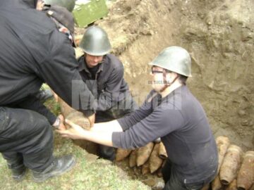 Pirotehniștii ISU au făcut patru gropi în care au pus proiectilele în vederea distrugerii