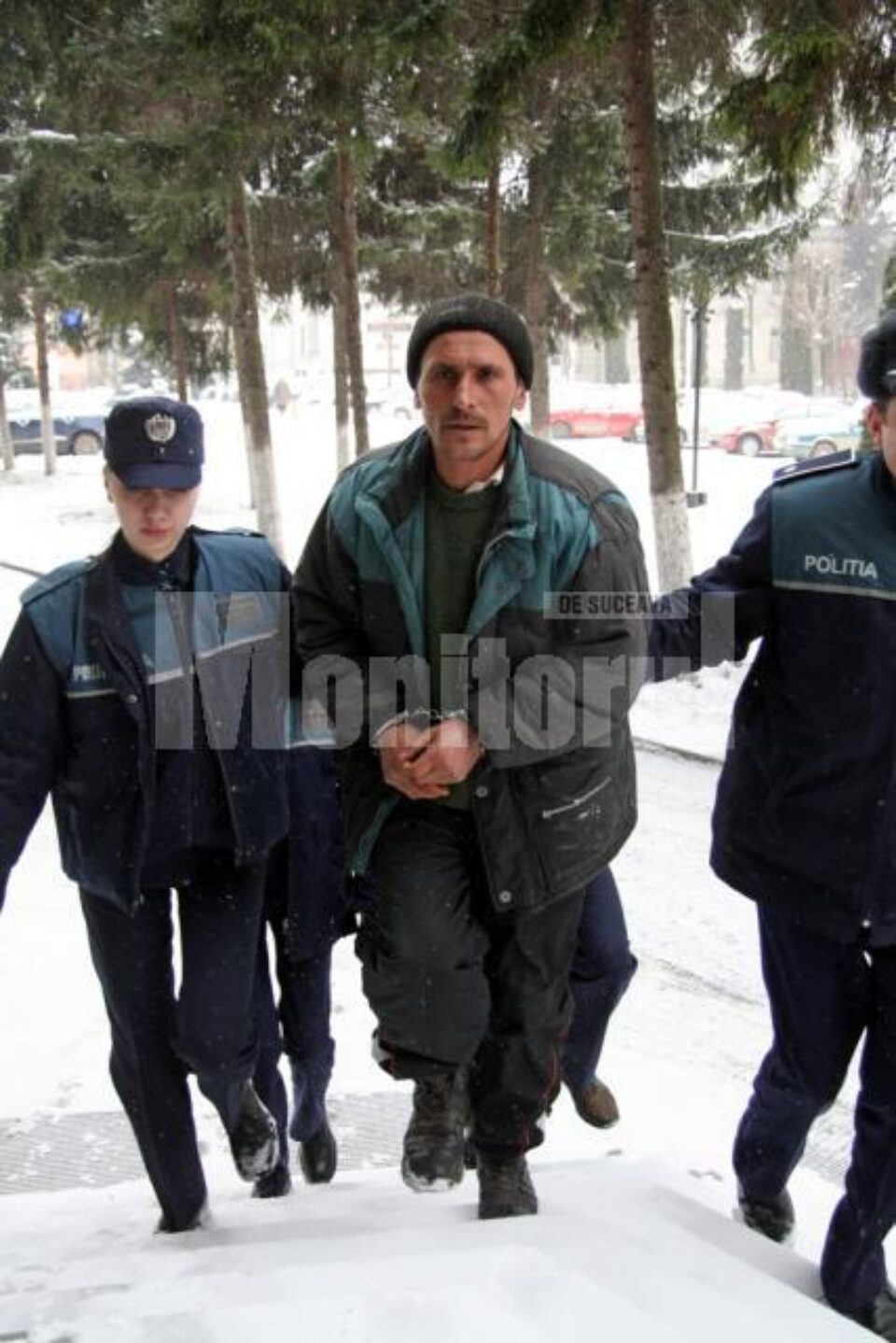 Mirel Fasolă în martie 2010, cu cătușe pe mâini