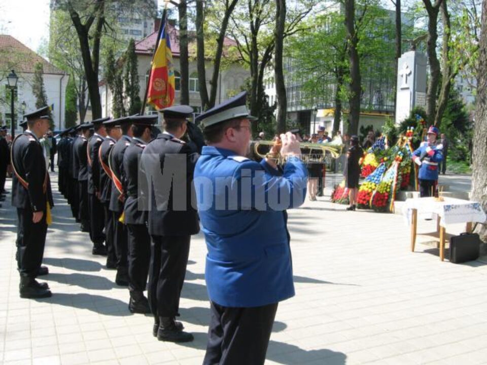 Coroane și slujbă de pomenire în cinstea eroilor de război Coroane și slujbă de pomenire în cinstea eroilor de război