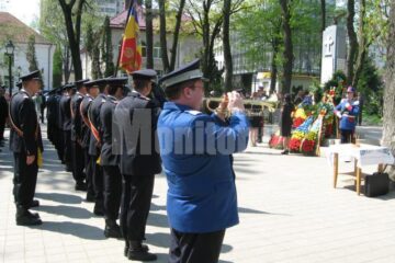 Coroane și slujbă de pomenire în cinstea eroilor de război