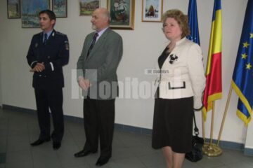 Inspectorul Gabriel Panțâru, Ioan Bodnar și insp. școlar prof. Lucia Mihoc, la vernisaj