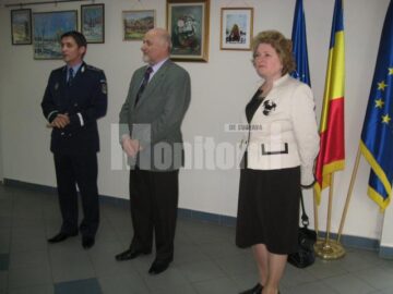 Inspectorul Gabriel Panțâru, Ioan Bodnar și insp. școlar prof. Lucia Mihoc, la vernisaj