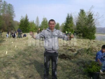 Elevii de la Școala „Sf. Andrei” din Gura Humorului, la acțiunea de împădurire