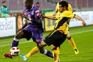 Tosaint Ricketts (stânga), de la Poli Timisoara, luptă pentru balon cu Williams da Silva (dreapta), de la FC Brasov Foto: Mediafax