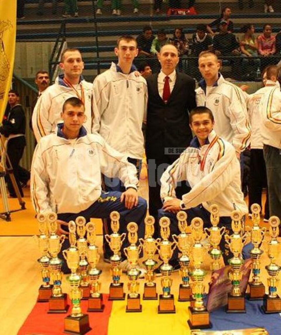 Daniel Ionuț Ichim, primul din rândul de sus de la dreapta la stânga, la premiere