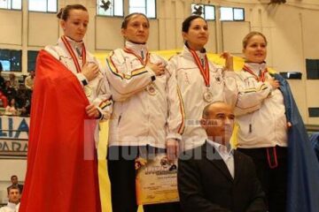 Ștefana Bălineanu, prima din stânga, la premierea concursului de luptă