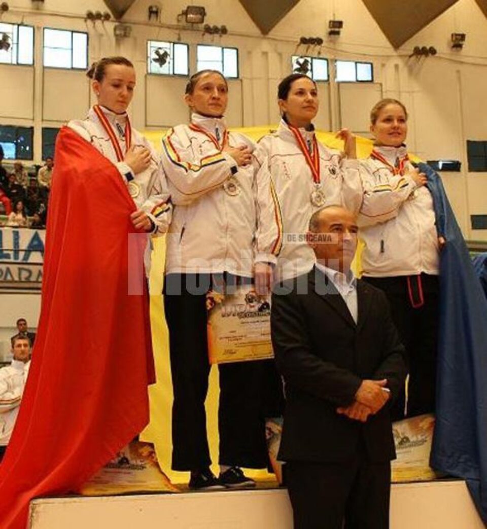 Ștefana Bălineanu, prima din stânga, la premierea concursului de luptă