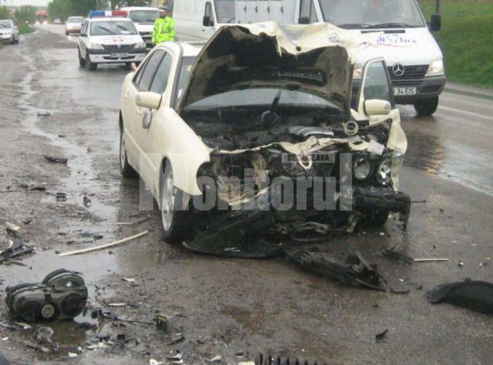 Din păcate, șoferul de pe Mercedes nu a mai putut controla direcția de mers, a părăsit carosabilul și a lovit frontal autoturismul Logan
