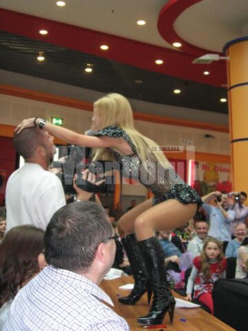 Andreea l-a pus pe un cameraman să o privească de aproape. De foarte aproape!