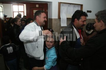 Cei șapte suspecți au ieșit liberi, fără cătușe la mâini