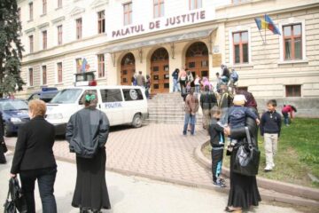 Zeci de romi au venit ieri la Palatul de Justiție pentru a-i susține pe cei șapte indivizi reținuți