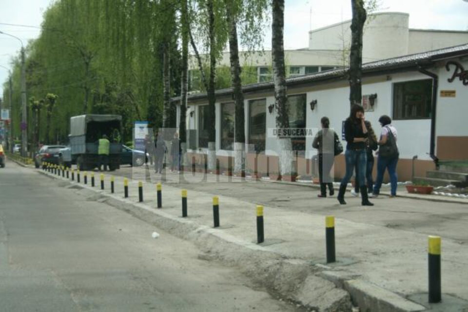 În câteva ore, montarea stâlpilor a fost finalizată