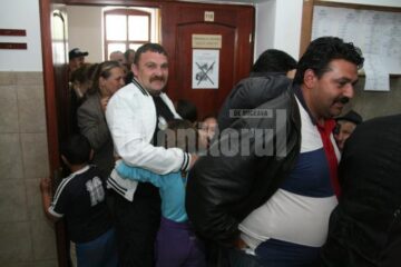 Cei șapte suspecți au ieșit liberi, fără cătușe la mâini