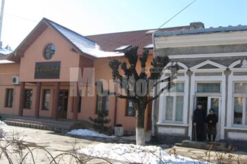 Iosif și Alexandrina Popa, în pragul casei, în luna martie 2010, când reporterii „Monitorul” au semnalat prima dată acest caz
