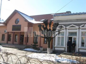 Iosif și Alexandrina Popa, în pragul casei, în luna martie 2010, când reporterii „Monitorul” au semnalat prima dată acest caz